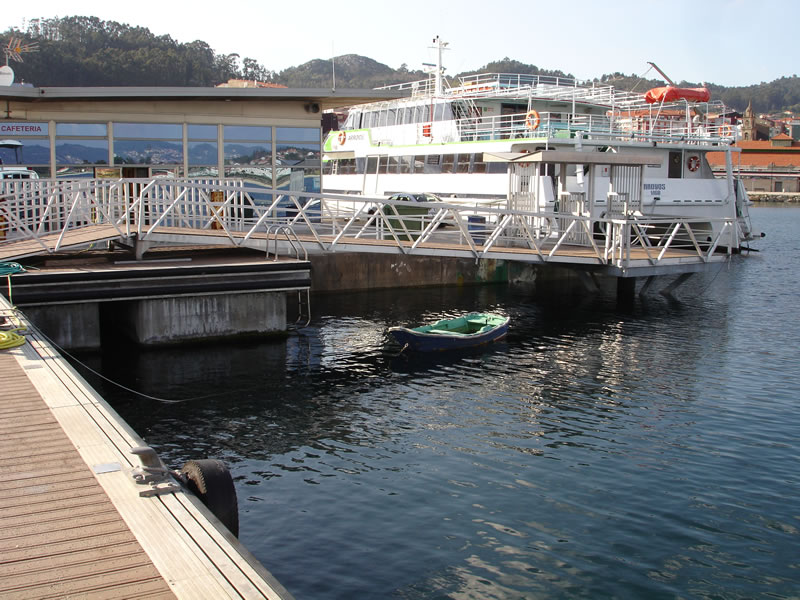 游艇码头厂家生产水上浮桥浮动码头
