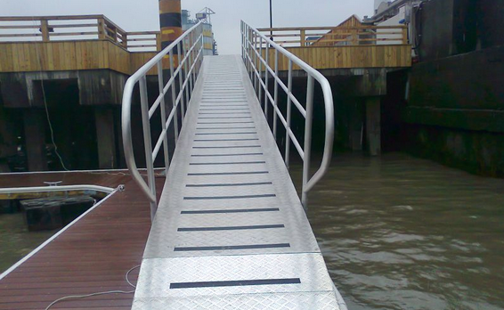 游艇码头活动引桥