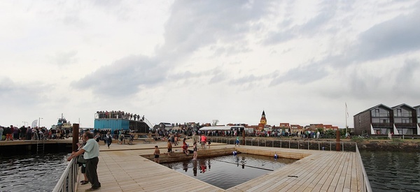 Water entertainment floating platform