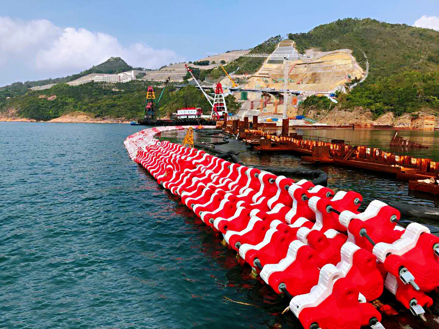 Environmental protection floating wave proof and moisture-proof HDPE breakwater pontoon (wave proof belt floating body)
